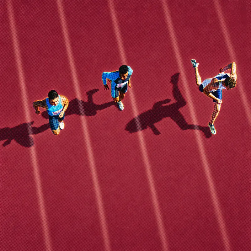 Illustration: three runners on a red track seen from above